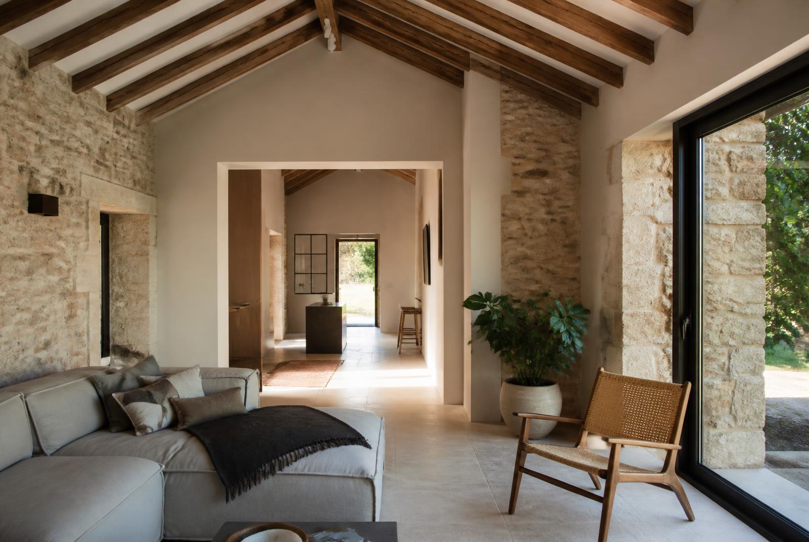 Intérieur rénové avec finitions soignées